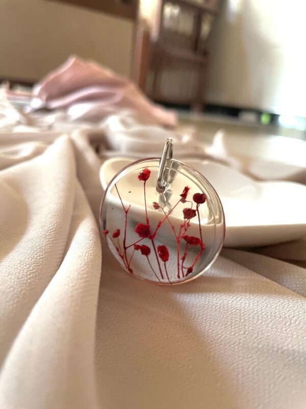 red dried flower resin keychain – circle keytag